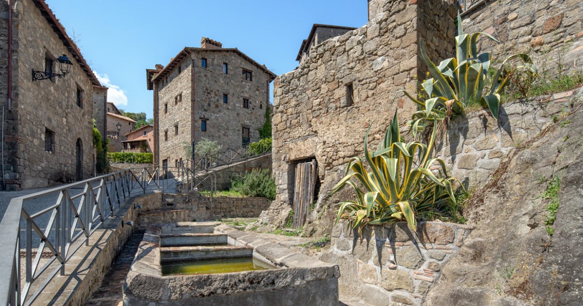 Ignorato dal turismo di massa, questo affascinante borgo della Tuscia apre il suo cuore solo ai veri appassionati: ecco di quale parliamo | PaesiOnLine