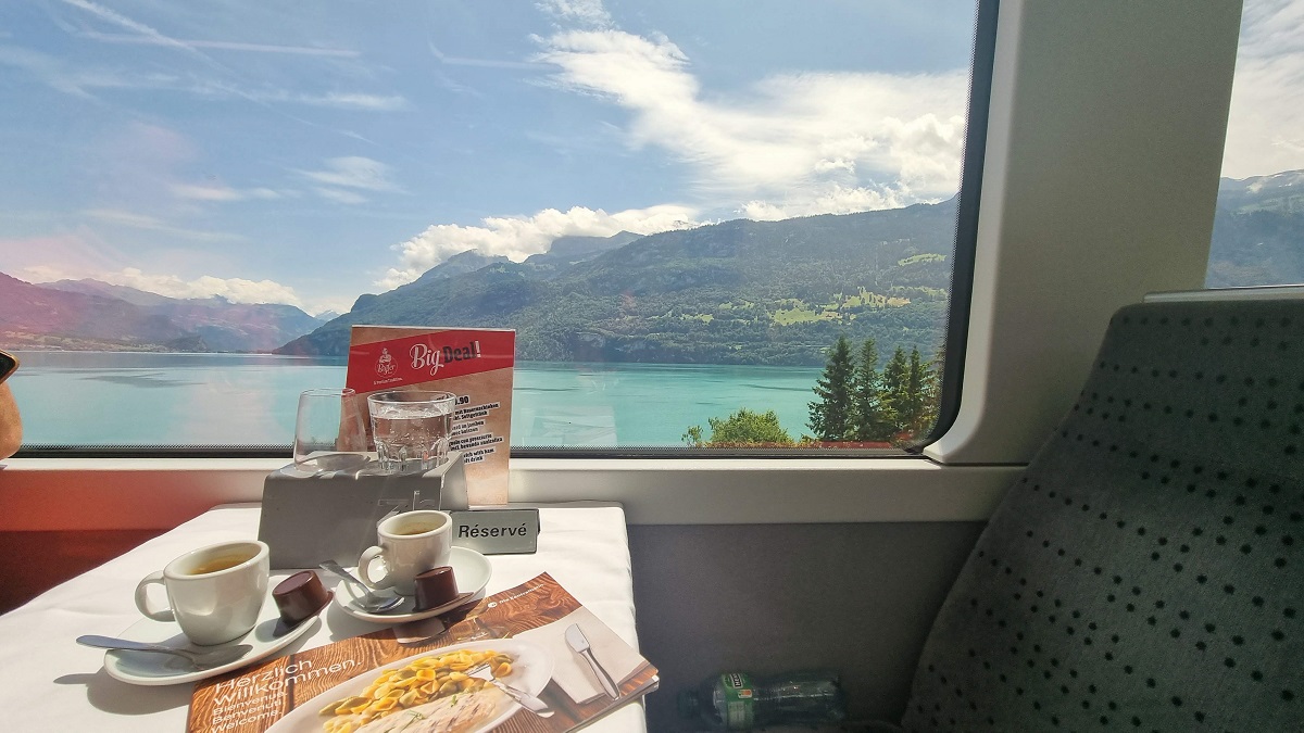Tra due laghi turchesi e vette maestose, nel cuore della Svizzera si nasconde un paradiso naturale chiamato Interlaken