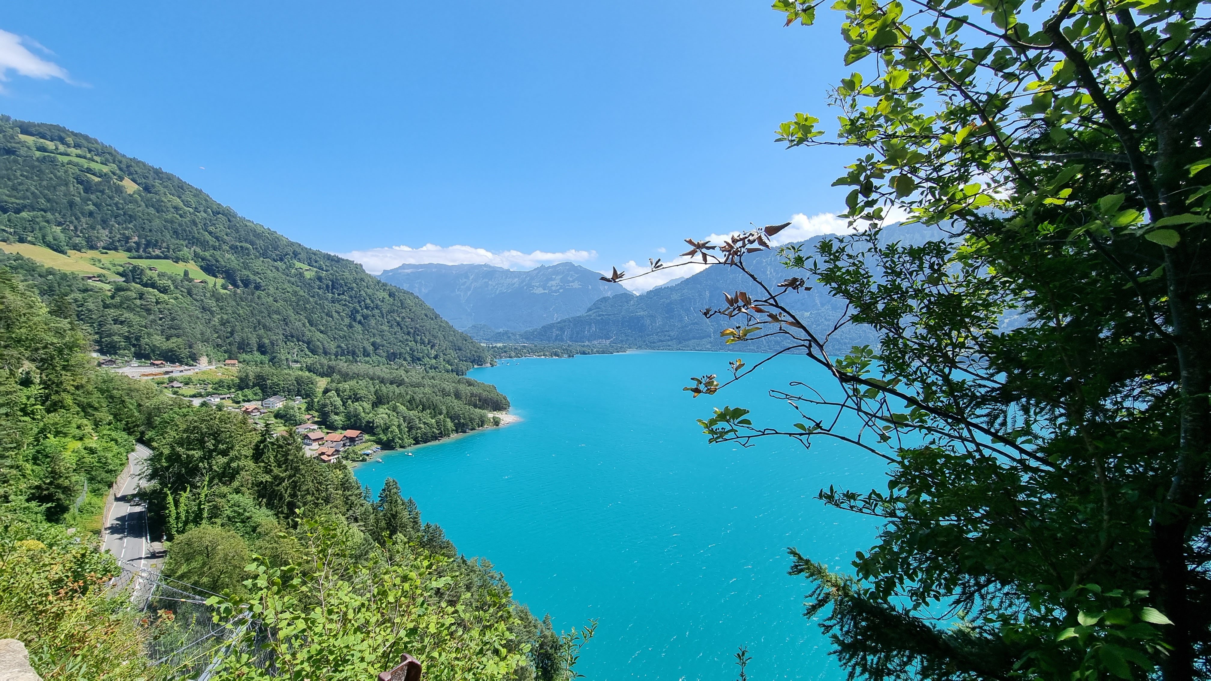 Tra due laghi turchesi e vette maestose, nel cuore della Svizzera si nasconde un paradiso naturale chiamato Interlaken