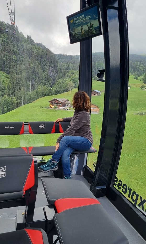 Tra due laghi turchesi e vette maestose, nel cuore della Svizzera si nasconde un paradiso naturale chiamato Interlaken