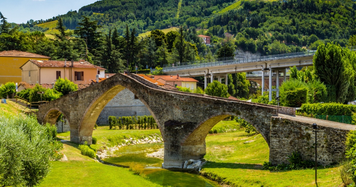 Tra antichi torrioni e drappi cavallereschi, questo affascinante borgo in Emilia Romagna sembra uscito da una serie TV | PaesiOnLine