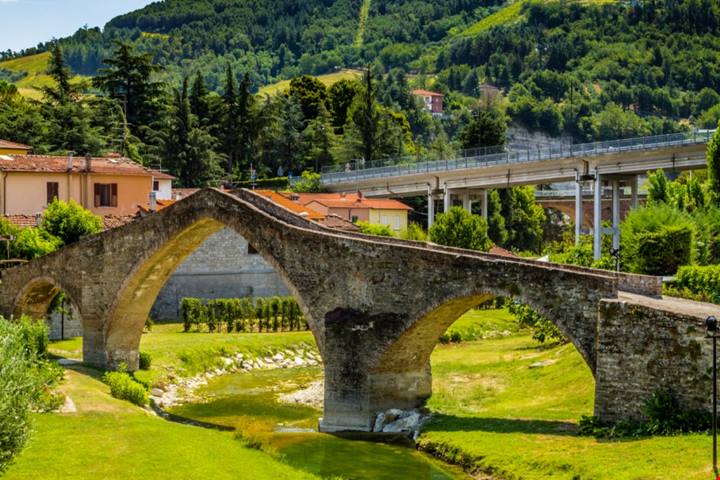 Tra antichi torrioni e drappi cavallereschi, questo affascinante borgo in Emilia Romagna sembra uscito da una serie TV | PaesiOnLine