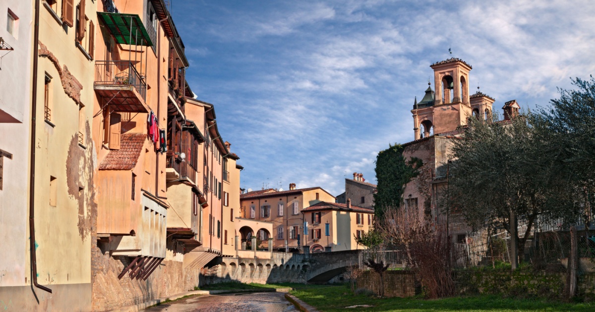 Tra antichi torrioni e drappi cavallereschi, questo affascinante borgo in Emilia Romagna sembra uscito da una serie TV | PaesiOnLine