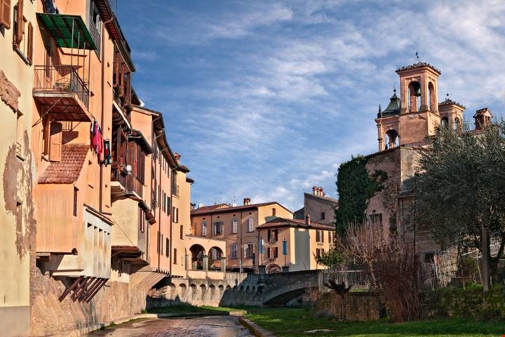 Tra antichi torrioni e drappi cavallereschi, questo affascinante borgo in Emilia Romagna sembra uscito da una serie TV | PaesiOnLine