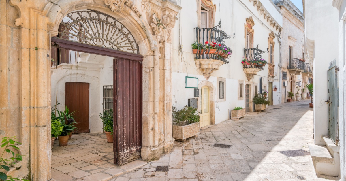 È così bianco che sembra fatto di ceramica: a meno di 50 km da Bari c'è un borgo incantato che fa innamorare della Valle d'Itria in un batter d'occhio