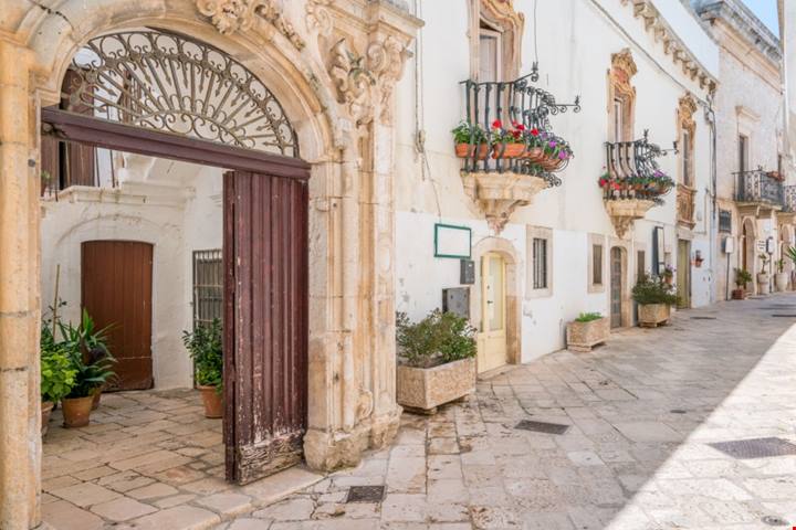 È così bianco che sembra fatto di ceramica: a meno di 50 km da Bari c'è un borgo incantato che fa innamorare della Valle d'Itria in un batter d'occhio