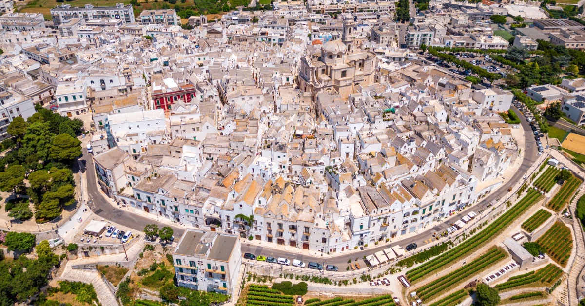È così bianco che sembra fatto di ceramica: a meno di 50 km da Bari c'è un borgo incantato che fa innamorare della Valle d'Itria in un batter d'occhio