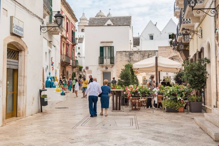 È così bianco che sembra fatto di ceramica: a meno di 50 km da Bari c'è un borgo incantato che fa innamorare della Valle d'Itria in un batter d'occhio