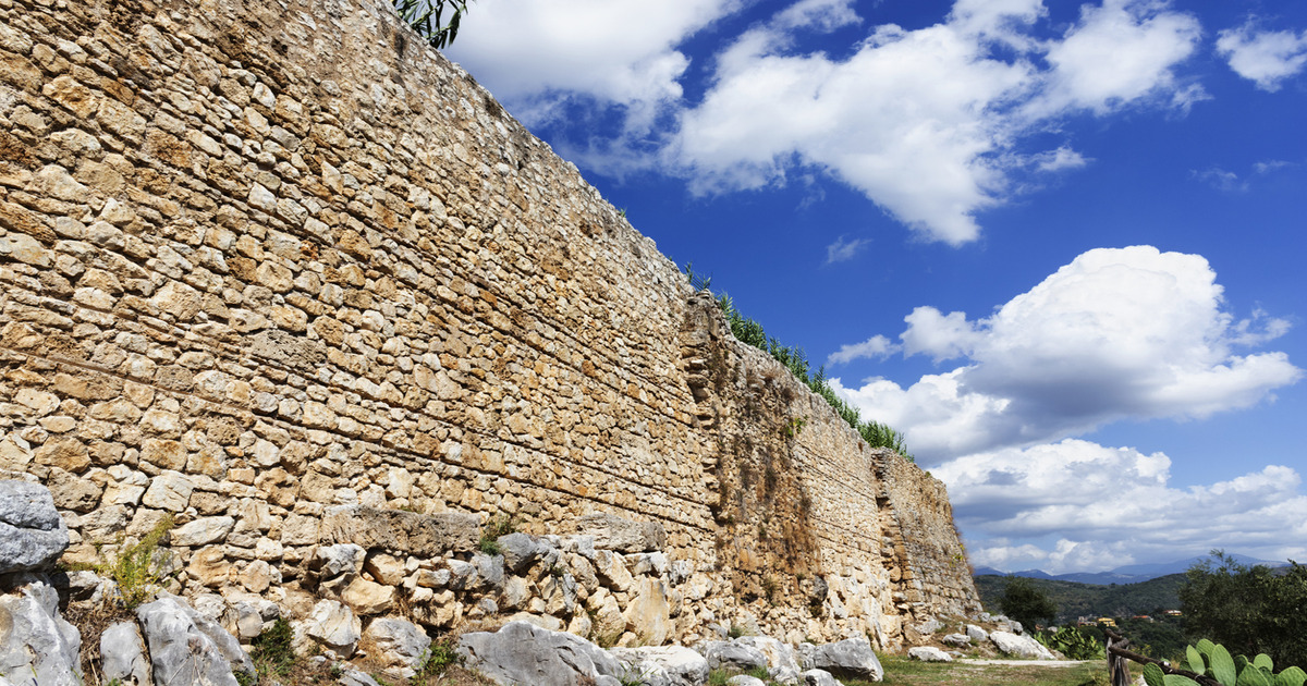 Acropoli, mura di cinta e porte d'ingresso: non siamo ad Atene ma in una splendida città a pochi km da Roma