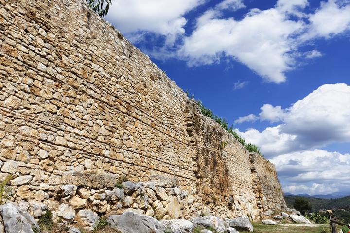 Acropoli, mura di cinta e porte d'ingresso: non siamo ad Atene ma in una splendida città a pochi km da Roma