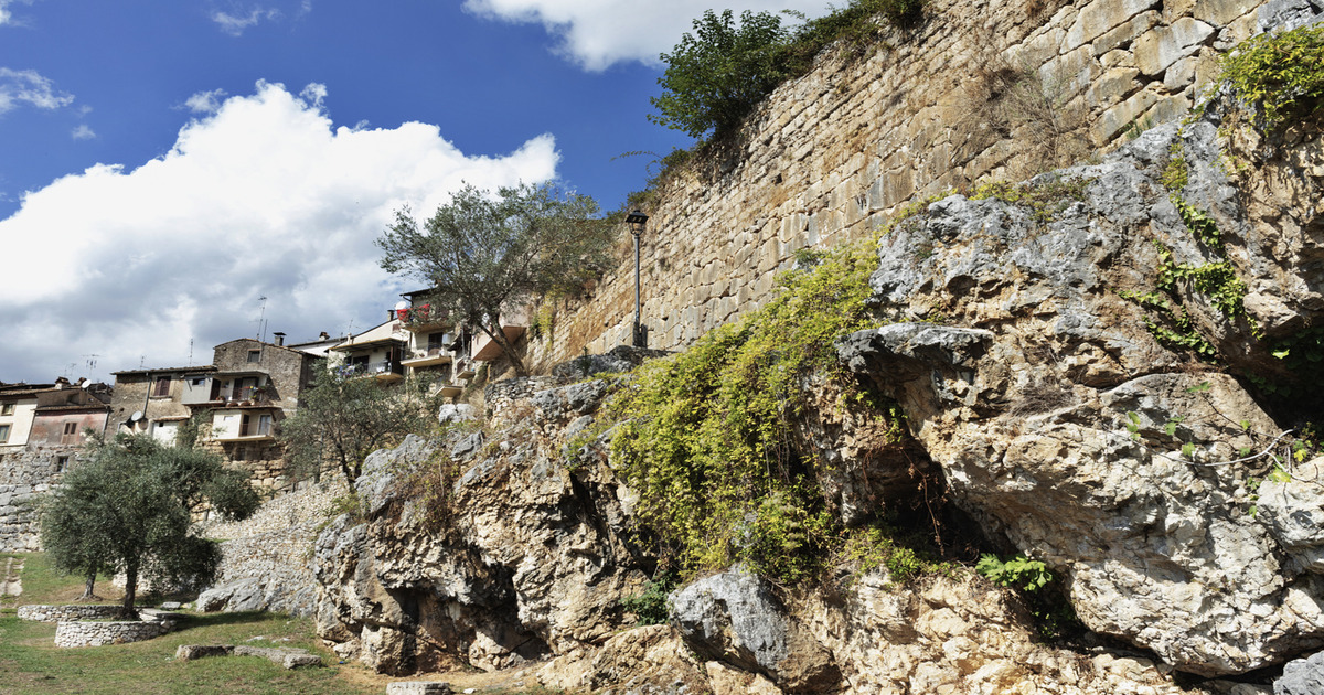 Acropoli, mura di cinta e porte d'ingresso: non siamo ad Atene ma in una splendida città a pochi km da Roma
