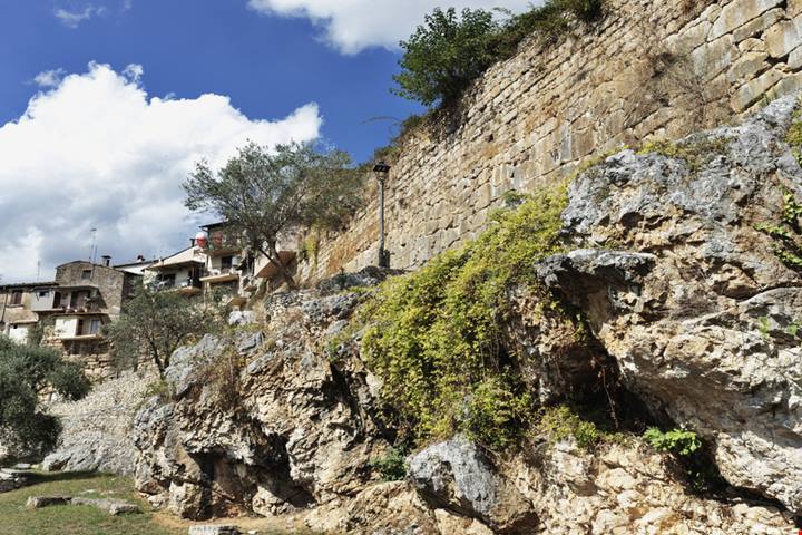 Acropoli, mura di cinta e porte d'ingresso: non siamo ad Atene ma in una splendida città a pochi km da Roma