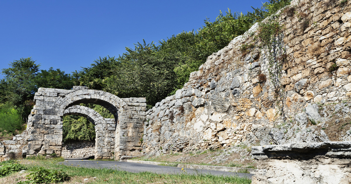 Acropoli, mura di cinta e porte d'ingresso: non siamo ad Atene ma in una splendida città a pochi km da Roma