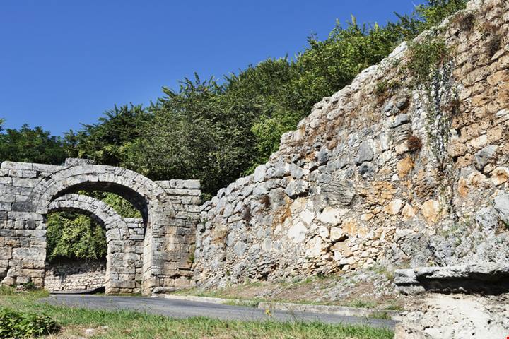 Acropoli, mura di cinta e porte d'ingresso: non siamo ad Atene ma in una splendida città a pochi km da Roma