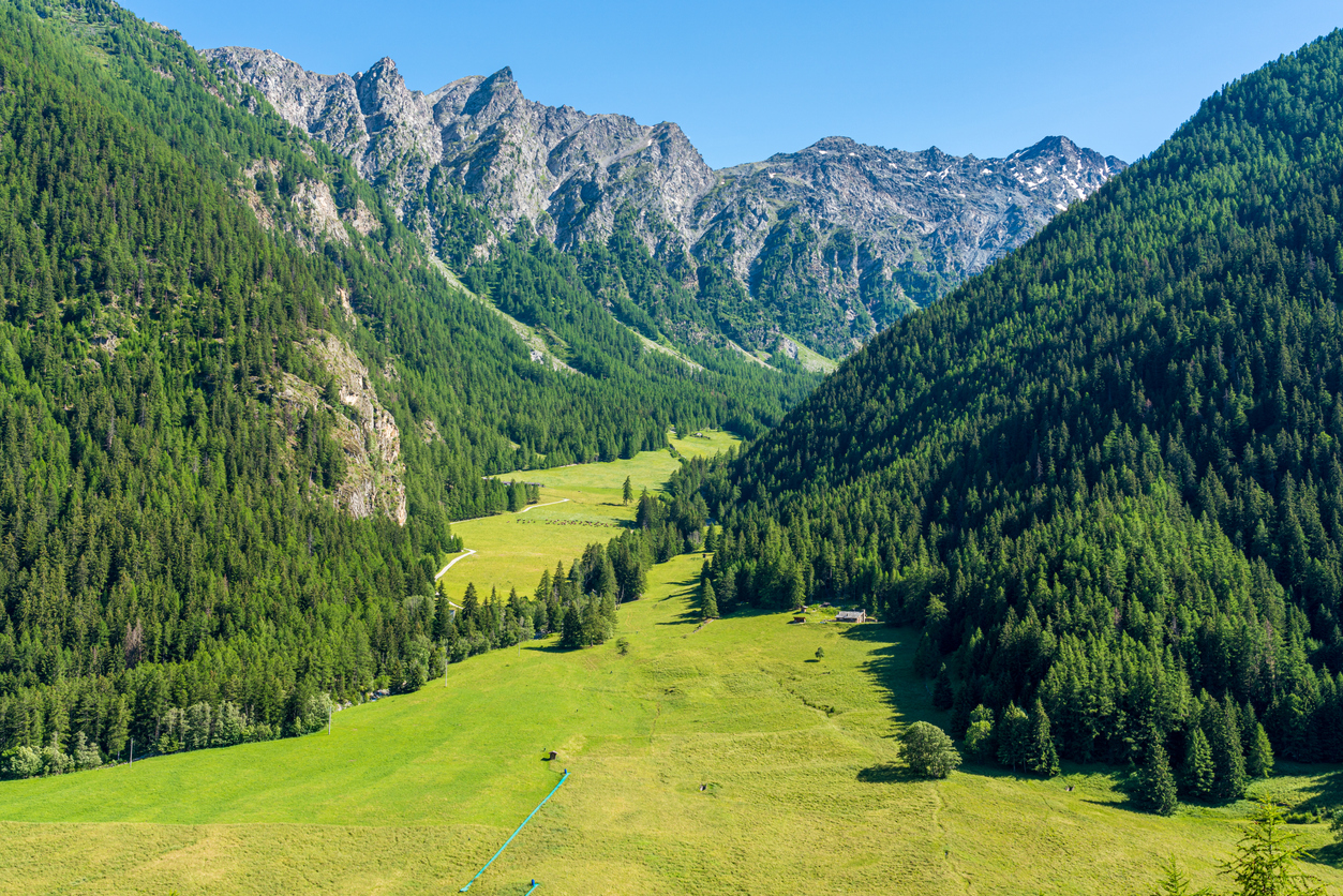Il lato artistico della montagna: tra le vette della Valle d'Aosta c'è un piccolo borgo che è un museo a cielo aperto 
