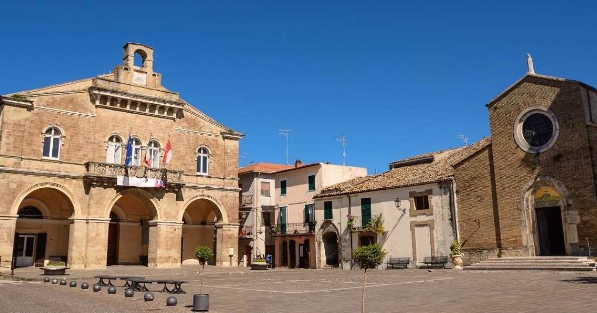 Sorge sulla collina e si affaccia sul mare: in Abruzzo c'è il borgo che vanta uno dei panorami più belli della Costa dei Trabocchi | PaesiOnLine