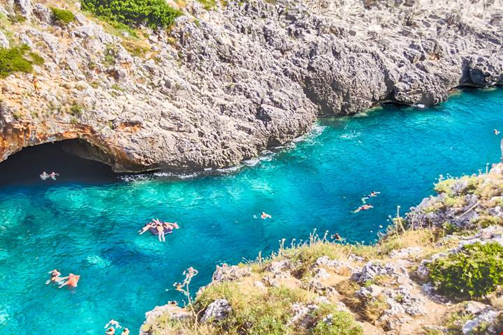 Spiagge da sogno e coste frastagliate: il borgo all'estremo sud del Salento è un vero e proprio paradiso per gli amanti del mare