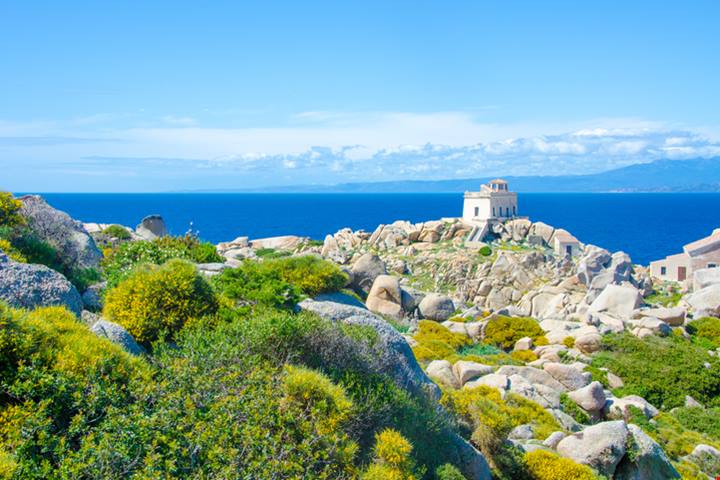 Tra mare e monti, alla scoperta dell’incantevole borgo sardo ricco di storia e fascino