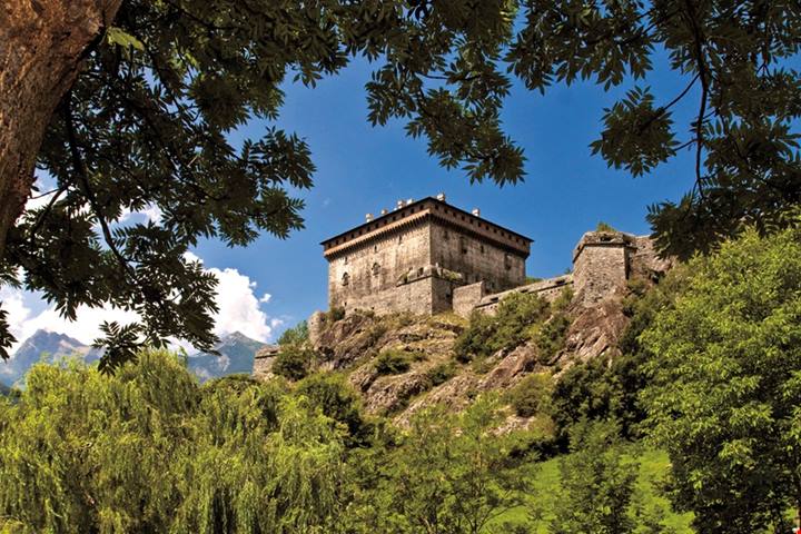 Sembra una fiaba ma siamo in Valle D'Aosta: questi 3 castelli da sogno incantano gli sguardi e raccontano storie | PaesiOnLine
