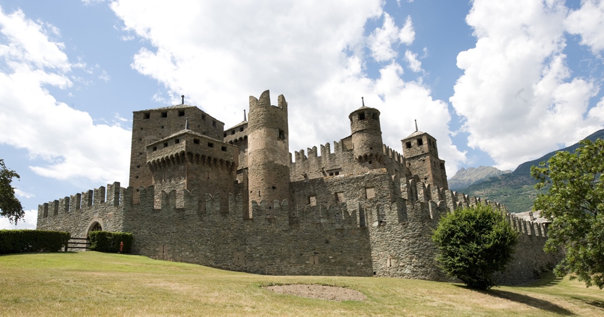 Sembra una fiaba ma siamo in Valle D'Aosta: questi 3 castelli da sogno incantano gli sguardi e raccontano storie | PaesiOnLine