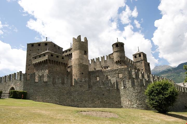 Sembra una fiaba ma siamo in Valle D'Aosta: questi 3 castelli da sogno incantano gli sguardi e raccontano storie | PaesiOnLine