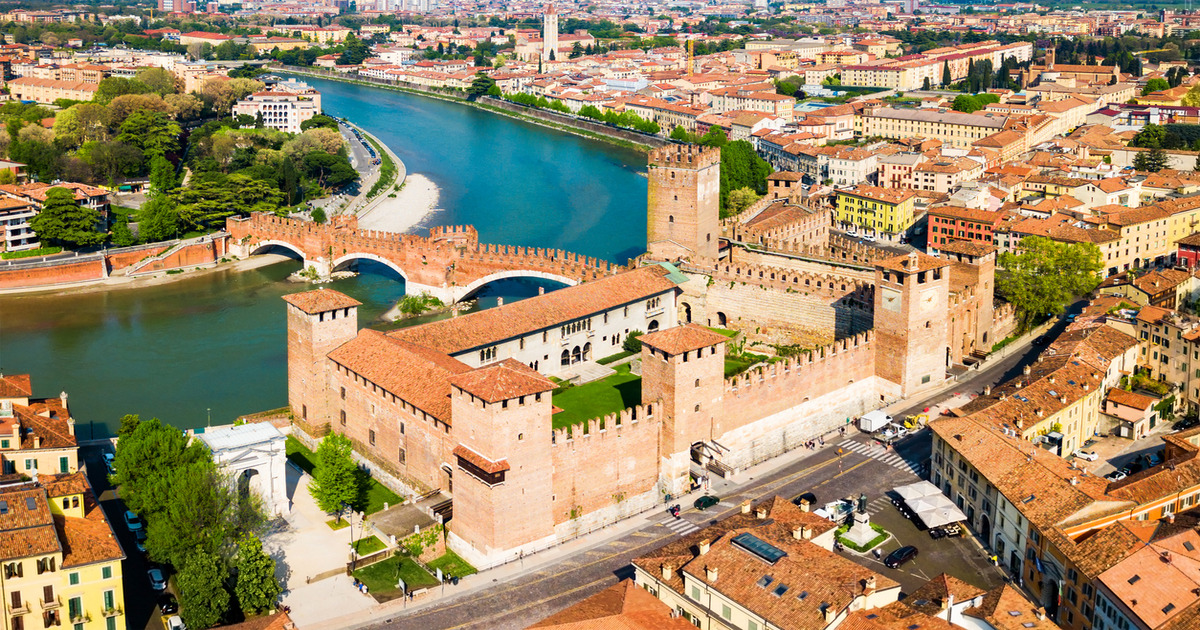 Sembra uscito da una favola e invece è nel centro della città: sospeso sull'Adige c'è un castello antichissimo che da secoli veglia le sue acque