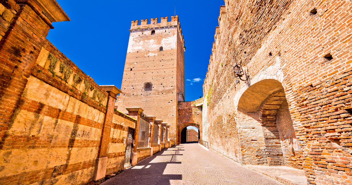 Sembra uscito da una favola e invece è nel centro della città: sospeso sull'Adige c'è un castello antichissimo che da secoli veglia le sue acque