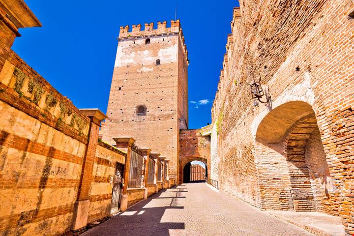 Sembra uscito da una favola e invece è nel centro della città: sospeso sull'Adige c'è un castello antichissimo che da secoli veglia le sue acque