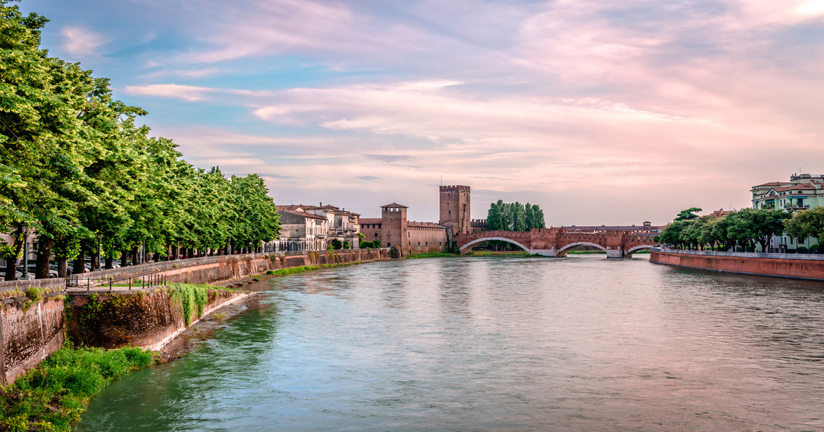 Sembra uscito da una favola e invece è nel centro della città: sospeso sull'Adige c'è un castello antichissimo che da secoli veglia le sue acque