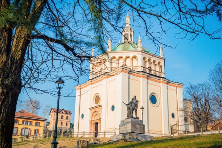Una città industriale divenuta patrimonio dell'UNESCO: si trova tra Bergamo e Milano ed è una meraviglia di mattoni colorati | PaesiOnLine