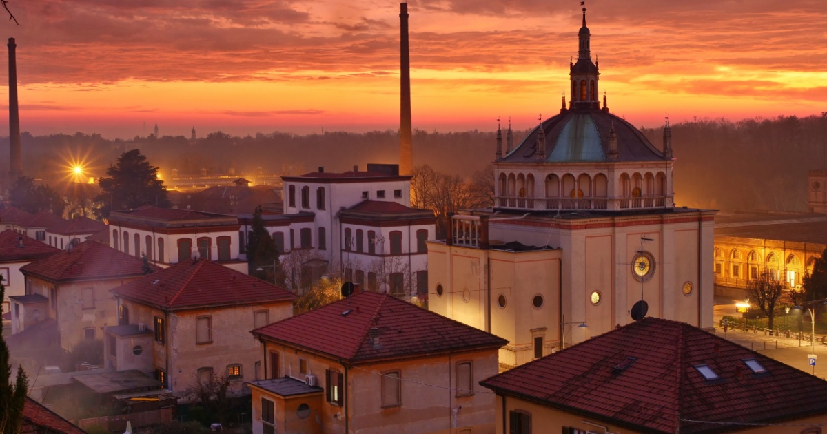 Una città industriale divenuta patrimonio dell'UNESCO: si trova tra Bergamo e Milano ed è una meraviglia di mattoni colorati | PaesiOnLine