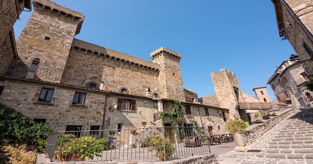 Si trova nel Lazio ed  è uno dei castelli sull'acqua più belli d'Italia: la sua storia è davvero affascinante 