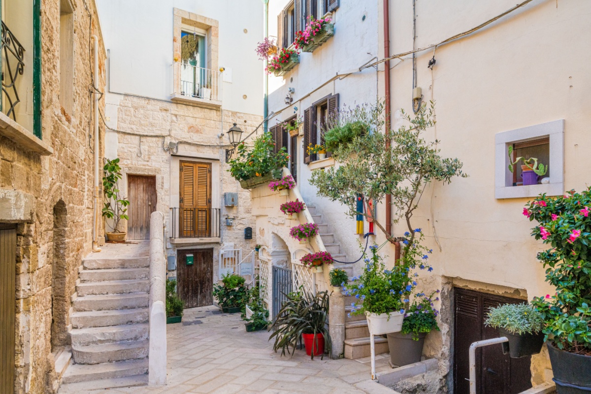 Scopri il fascino nascosto di un borgo costiero pugliese che è un vero e proprio gioiello incastonato tra le onde del mare