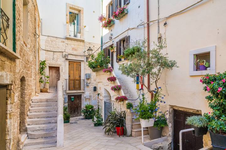 Scopri il fascino nascosto di un borgo costiero pugliese che è un vero e proprio gioiello incastonato tra le onde del mare
