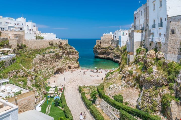 Scopri il fascino nascosto di un borgo costiero pugliese che è un vero e proprio gioiello incastonato tra le onde del mare