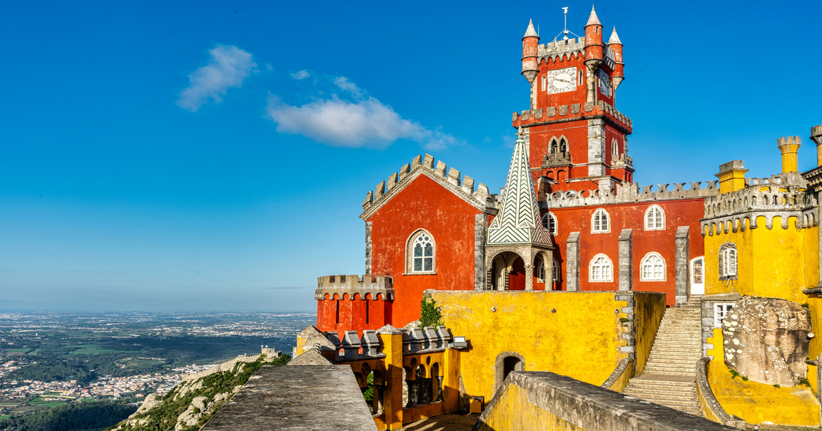 A mezz'ora dalla capitale c'è il castello più colorato di tutto il Portogallo: affacciati alle sue finestre si gode una vista unica 