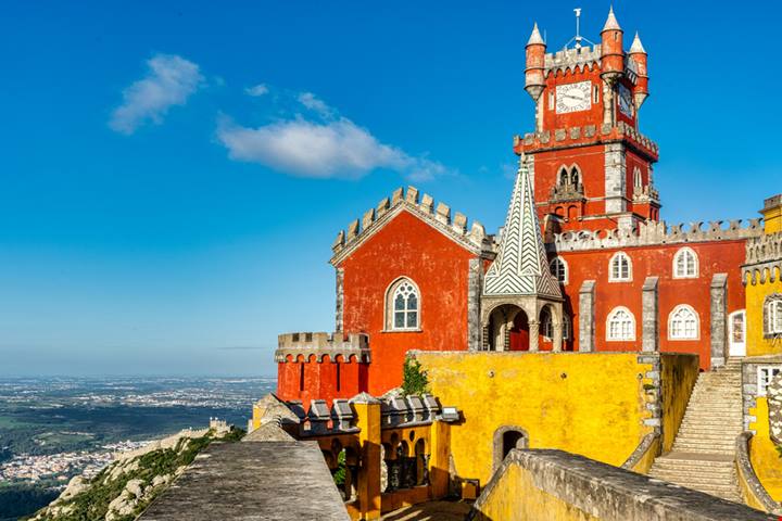 A mezz'ora dalla capitale c'è il castello più colorato di tutto il Portogallo: affacciati alle sue finestre si gode una vista unica