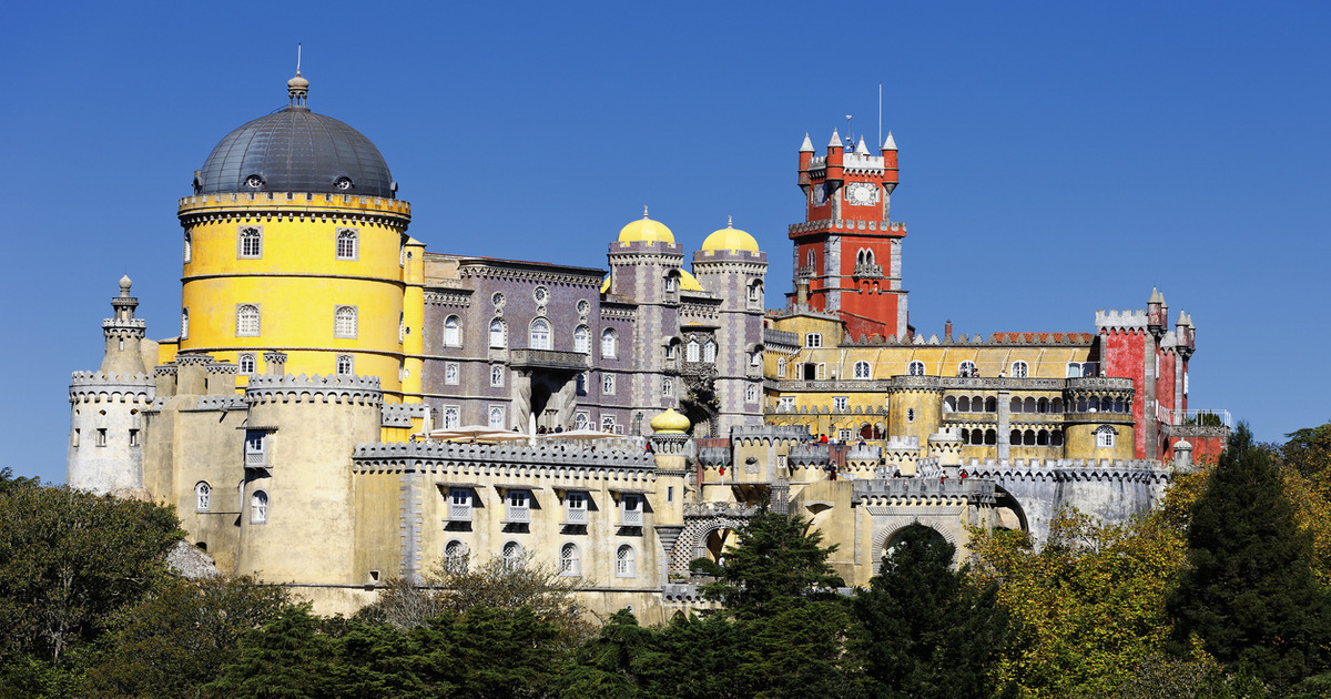 A mezz'ora dalla capitale c'è il castello più colorato di tutto il Portogallo: affacciati alle sue finestre si gode una vista unica 