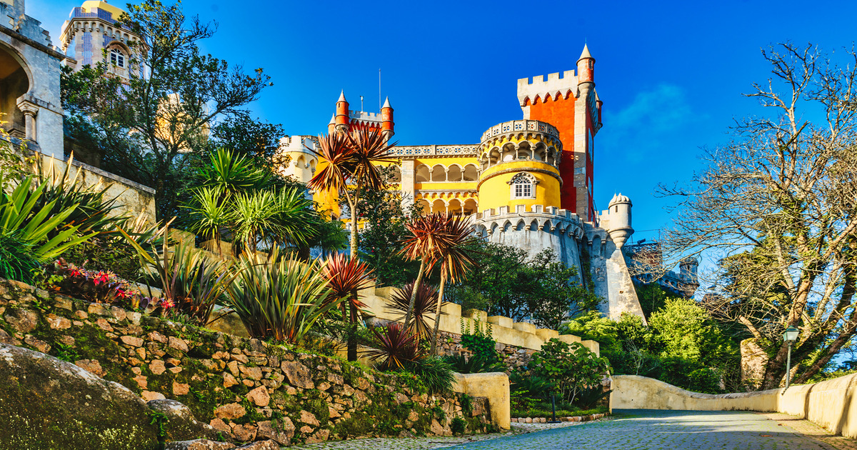 A mezz'ora dalla capitale c'è il castello più colorato di tutto il Portogallo: affacciati alle sue finestre si gode una vista unica 