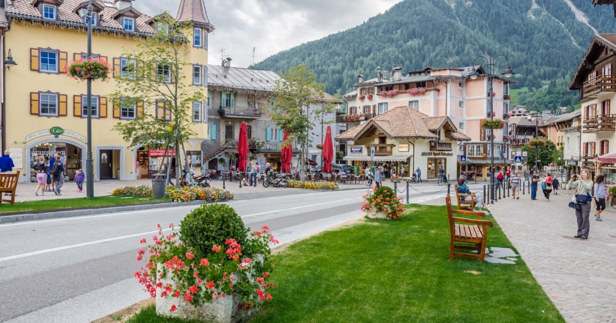 Se la chiamano la fata delle Dolomiti un motivo c'è: questo delizioso borgo ai piedi delle montagne sembra uscito da una fiaba | PaesiOnLine