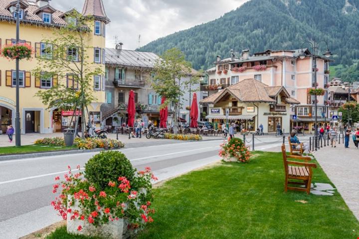 Se la chiamano la fata delle Dolomiti un motivo c'è: questo delizioso borgo ai piedi delle montagne sembra uscito da una fiaba | PaesiOnLine