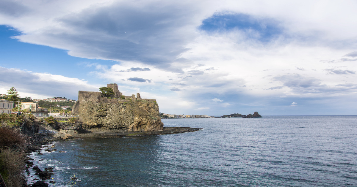 In Sicilia c'è un incredibile castello sul mare che da il nome al borgo che lo ospita: ecco di quale stiamo parlando