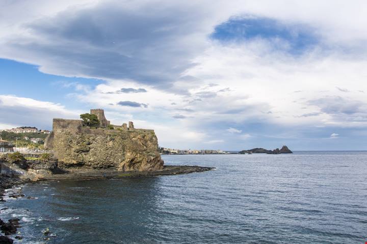 In Sicilia c'è un incredibile castello sul mare che da il nome al borgo che lo ospita: ecco di quale stiamo parlando