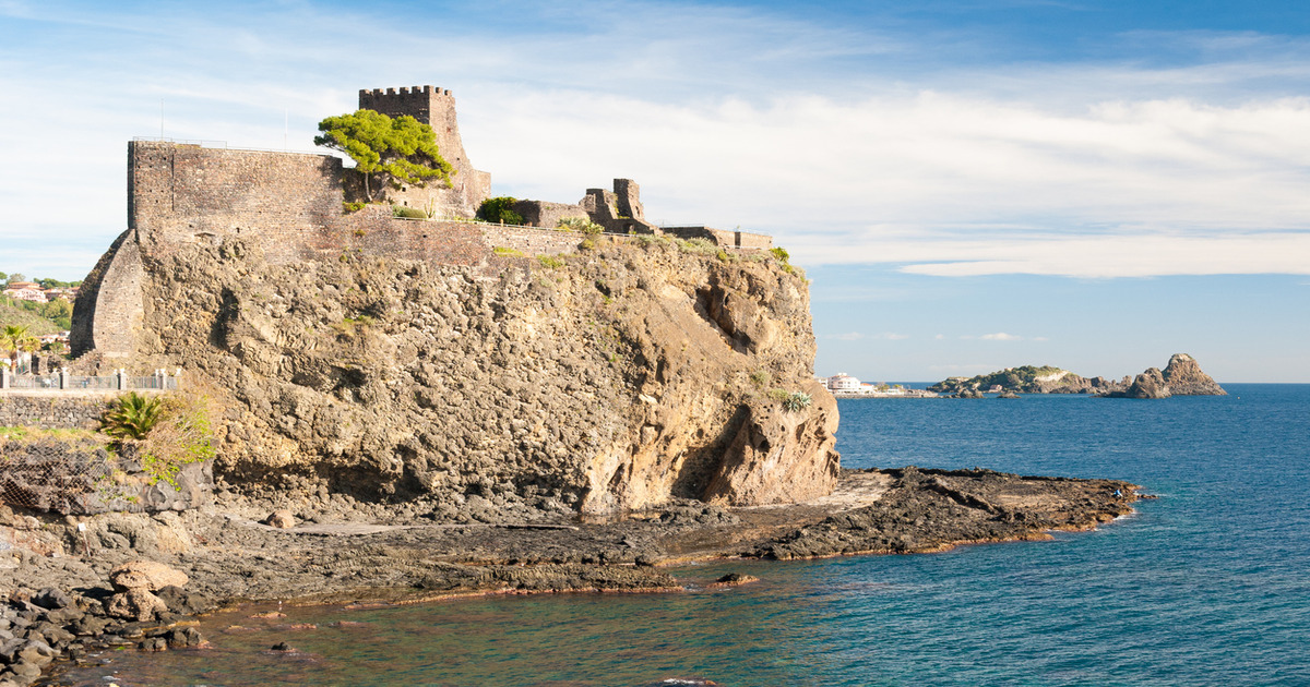 In Sicilia c'è un incredibile castello sul mare che da il nome al borgo che lo ospita: ecco di quale stiamo parlando