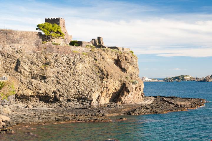 In Sicilia c'è un incredibile castello sul mare che da il nome al borgo che lo ospita: ecco di quale stiamo parlando