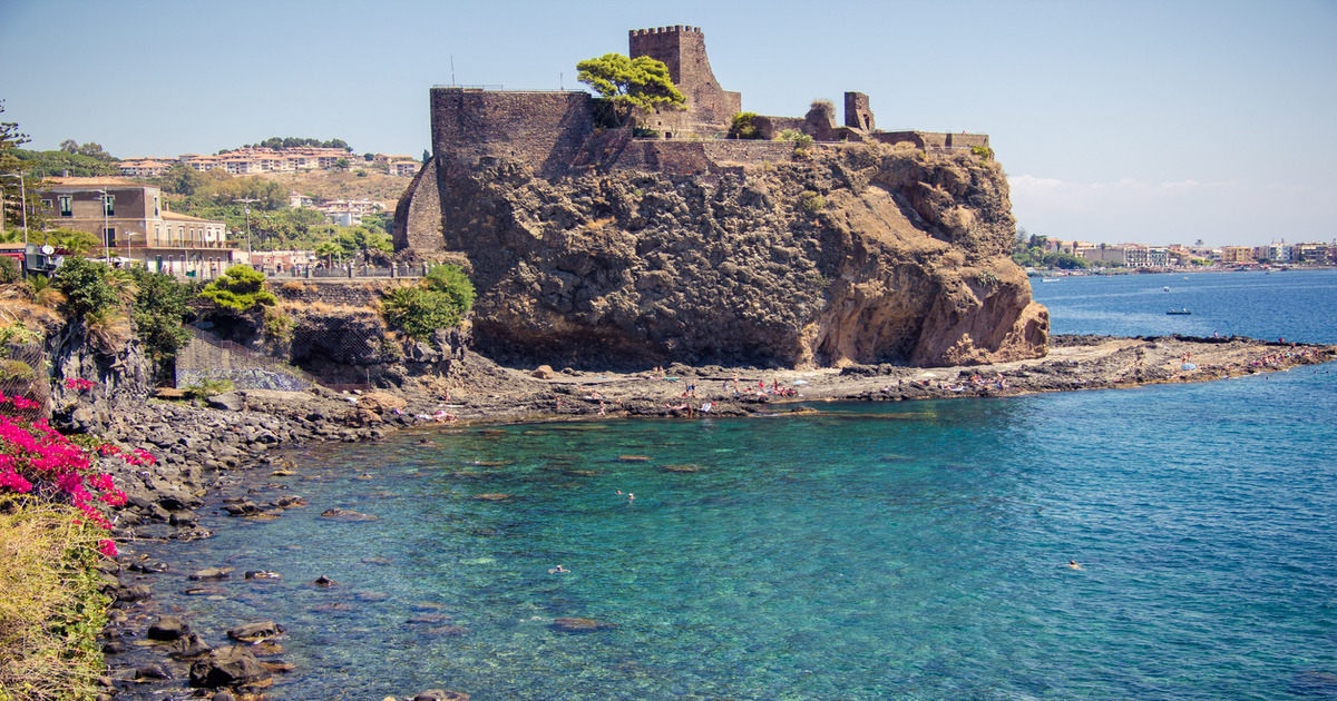 In Sicilia c'è un incredibile castello sul mare che da il nome al borgo che lo ospita: ecco di quale stiamo parlando