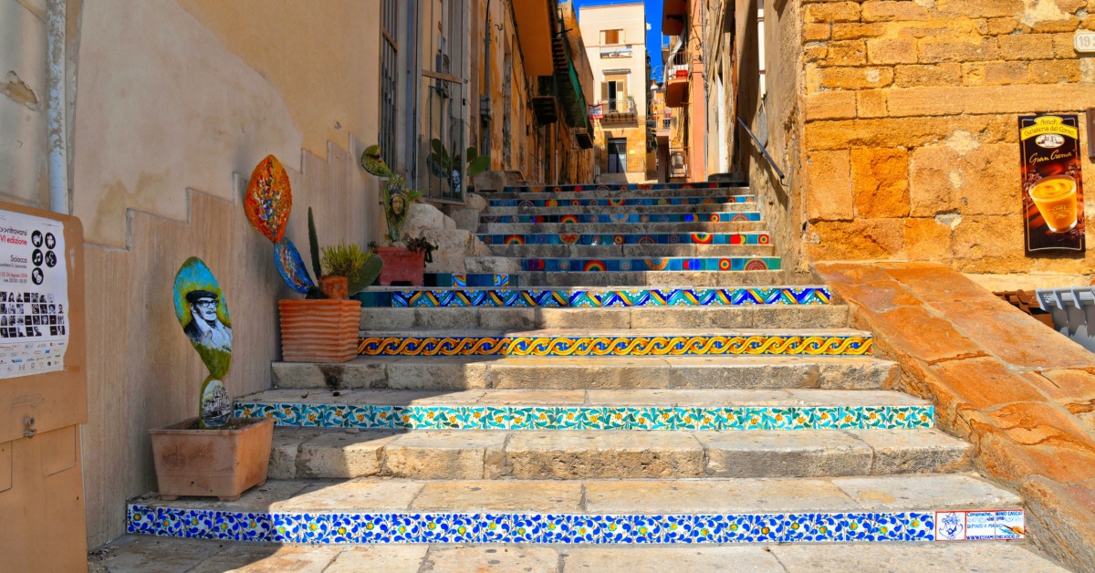 È la piccola capitale delle ceramiche in Sicilia, ed era il posto delle terme d'autore vista mare: qual è, cosa fare e cosa vedere