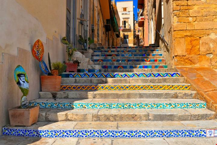 È la piccola capitale delle ceramiche in Sicilia, ed era il posto delle terme d'autore vista mare: qual è, cosa fare e cosa vedere