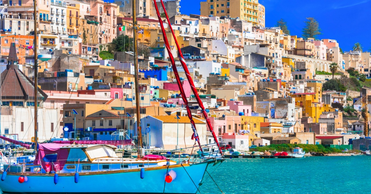 È la piccola capitale delle ceramiche in Sicilia, ed era il posto delle terme d'autore vista mare: qual è, cosa fare e cosa vedere