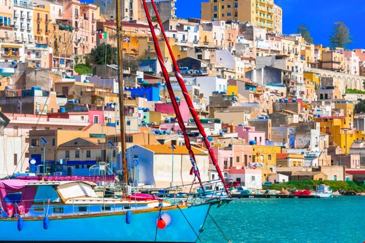È la piccola capitale delle ceramiche in Sicilia, ed era il posto delle terme d'autore vista mare: qual è, cosa fare e cosa vedere